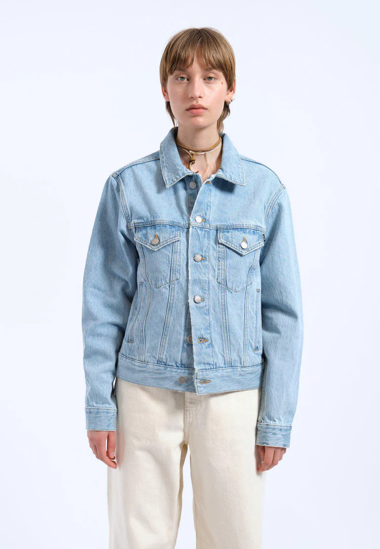 τζιν μπουφάν σε ελαφρύ μπλε χρώμα από την dr denim , joey trucker jacket