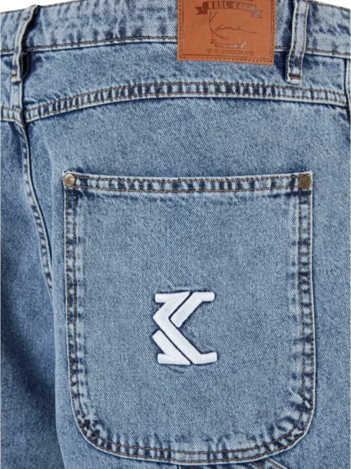 κεντημένες λεπτομέρειες στο πίσω μέρος του παντελονιού