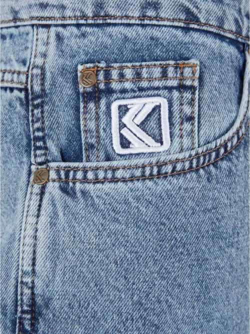 κεντημένη λεπτομέρεια στην μικρή τσέπη με το λογότυπο της εταιρείας