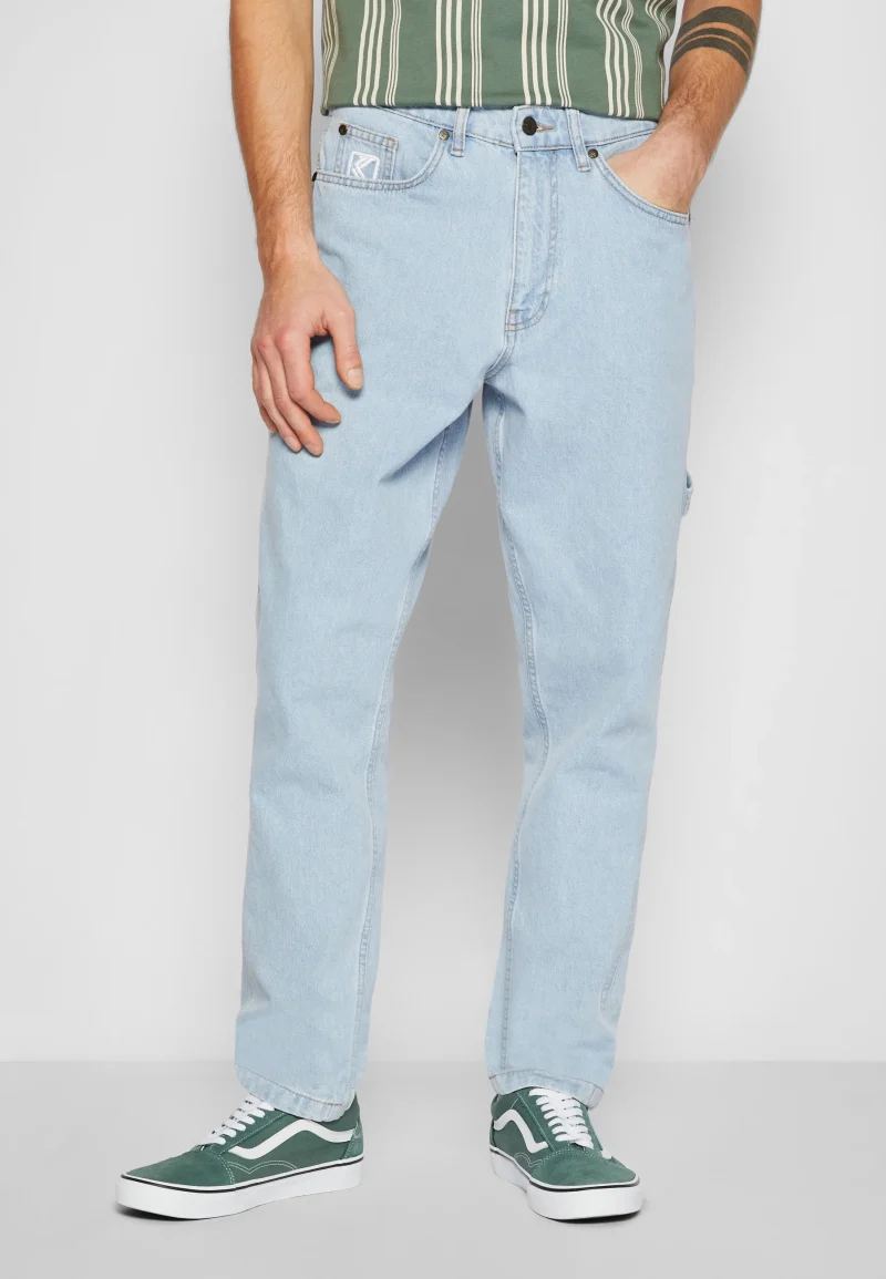 ανδρικό τζιν παντελόνι tapered workwear denim από την karl kani σε ελαφρύ μπλε χρώμα με σχέδια στο πίσω μέρος