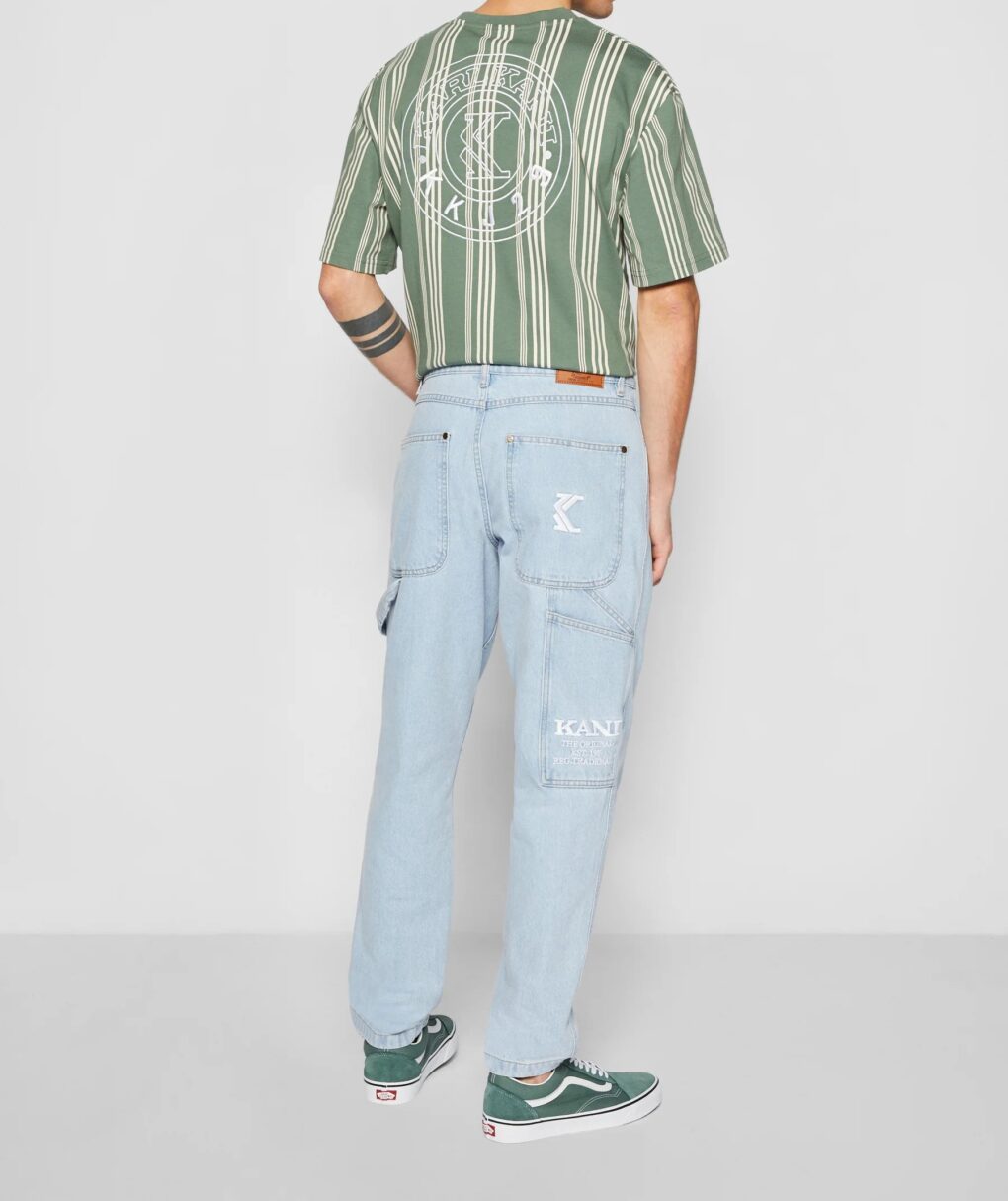 ανδρικό τζιν παντελόνι tapered workwear denim από την karl kani σε ελαφρύ μπλε χρώμα με σχέδια στο πίσω μέρος