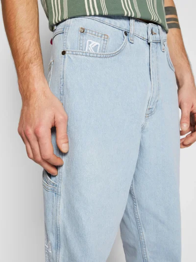 ανδρικό τζιν παντελόνι tapered workwear denim από την karl kani σε ελαφρύ μπλε χρώμα με σχέδια στο πίσω μέρος