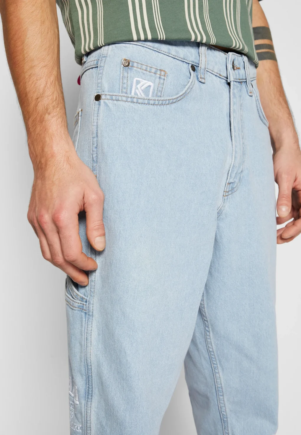 ανδρικό τζιν παντελόνι tapered workwear denim από την karl kani σε ελαφρύ μπλε χρώμα με σχέδια στο πίσω μέρος