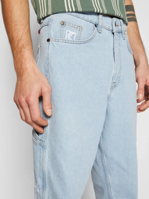 ανδρικό τζιν παντελόνι tapered workwear denim από την karl kani σε ελαφρύ μπλε χρώμα με σχέδια στο πίσω μέρος