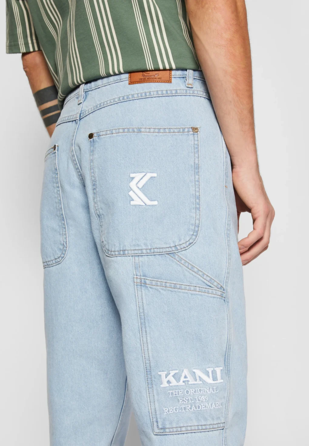ανδρικό τζιν παντελόνι tapered workwear denim από την karl kani σε ελαφρύ μπλε χρώμα με σχέδια στο πίσω μέρος