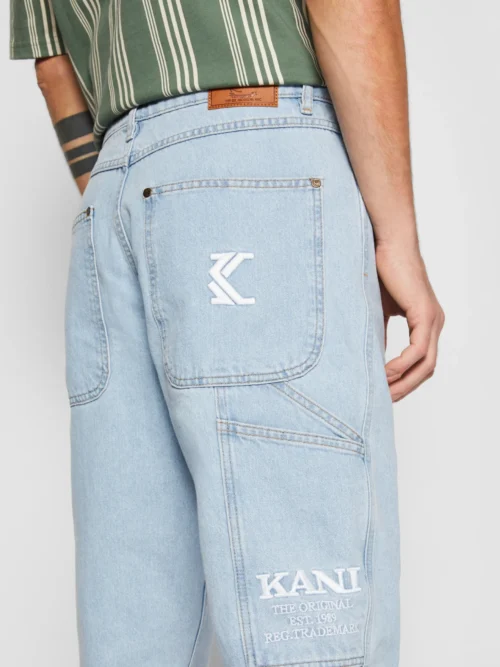 ανδρικό τζιν παντελόνι tapered workwear denim από την karl kani σε ελαφρύ μπλε χρώμα με σχέδια στο πίσω μέρος