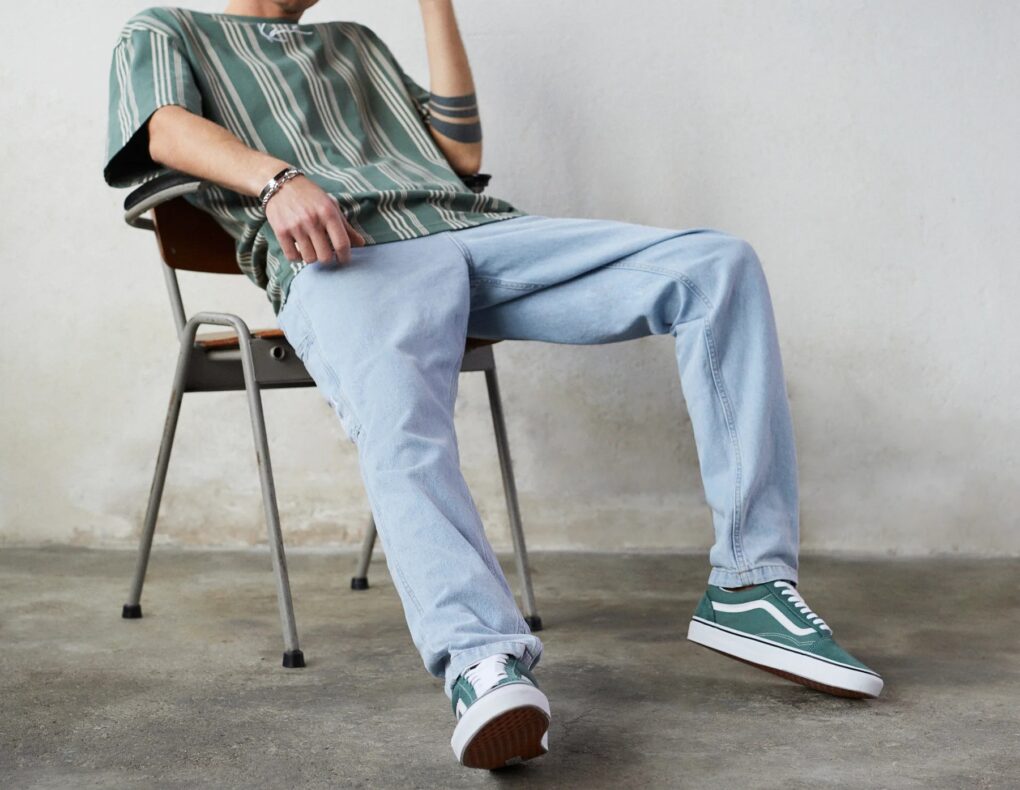 ανδρικό τζιν παντελόνι tapered workwear denim από την karl kani σε ελαφρύ μπλε χρώμα με σχέδια στο πίσω μέρος