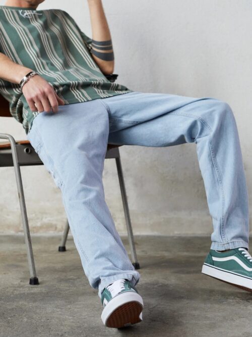 ανδρικό τζιν παντελόνι tapered workwear denim από την karl kani σε ελαφρύ μπλε χρώμα με σχέδια στο πίσω μέρος