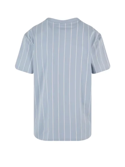 το karl kani t-shirt σε μπλε απόχρωση με ρίγα ανδρικό κοντομάνικο μπλουζάκι με επιγραφή της εταιρείας στο μπροστινό μέρος