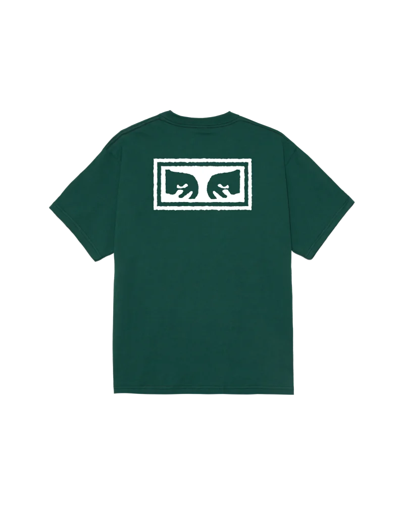 το Obey eyes είναι ένα πράσινο σκούρο κοντομάνικο μπλουζάκι με τύπωμα στο πίσω μέρος και στο μπροστινό