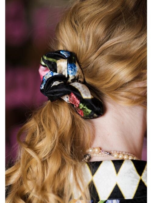 valentines scrunchie γυναικείο λαστιχάκι για τα μαλλιά από σατέν ύφασμα και ιδιαίτερο σχέδιο