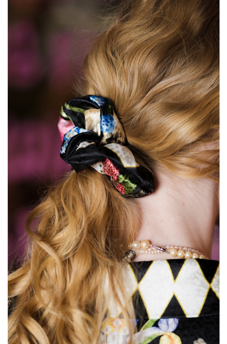 valentines scrunchie γυναικείο λαστιχάκι για τα μαλλιά από σατέν ύφασμα και ιδιαίτερο σχέδιο