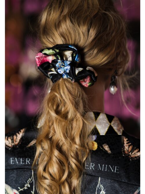 valentines scrunchie γυναικείο λαστιχάκι για τα μαλλιά από σατέν ύφασμα και ιδιαίτερο σχέδιο