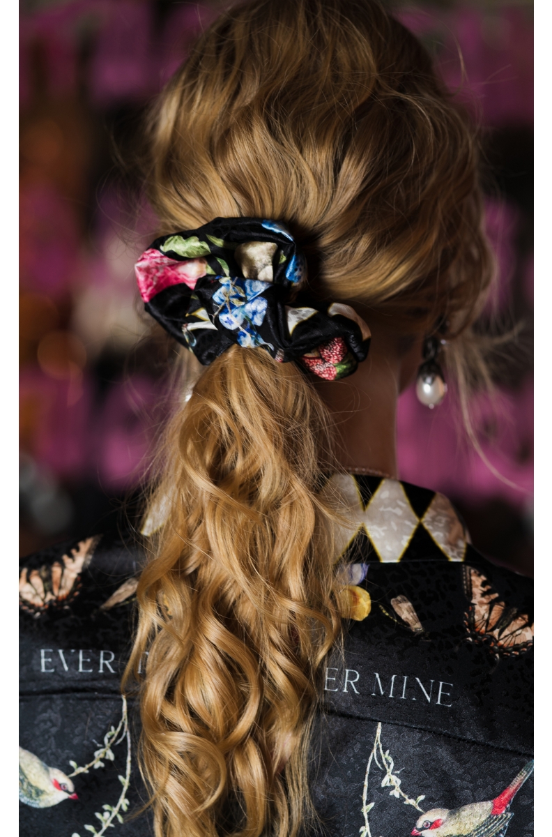 valentines scrunchie γυναικείο λαστιχάκι για τα μαλλιά από σατέν ύφασμα και ιδιαίτερο σχέδιο