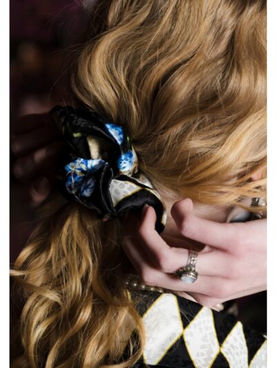 valentines scrunchie γυναικείο λαστιχάκι για τα μαλλιά από σατέν ύφασμα και ιδιαίτερο σχέδιο