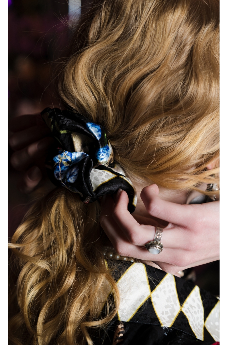 valentines scrunchie γυναικείο λαστιχάκι για τα μαλλιά από σατέν ύφασμα και ιδιαίτερο σχέδιο