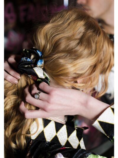 valentines scrunchie γυναικείο λαστιχάκι για τα μαλλιά από σατέν ύφασμα και ιδιαίτερο σχέδιο