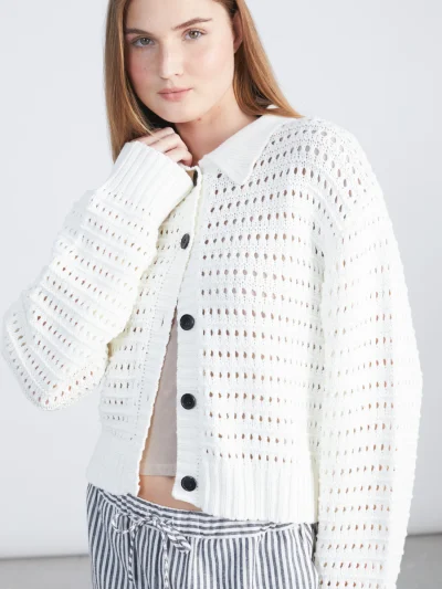 γυναικεία πλεκτή ζακέτα σε off-white απόχρωση και μαύρα κουμπιά