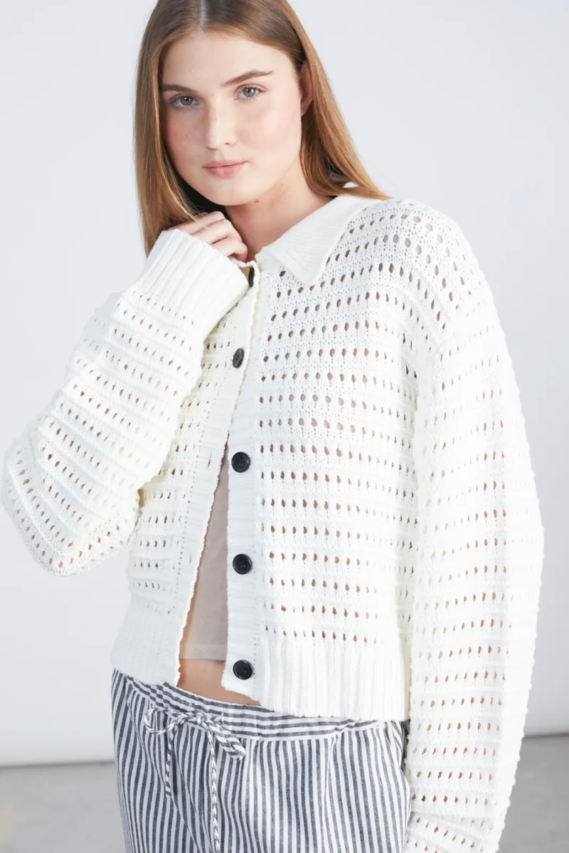 γυναικεία πλεκτή ζακέτα σε off-white απόχρωση και μαύρα κουμπιά