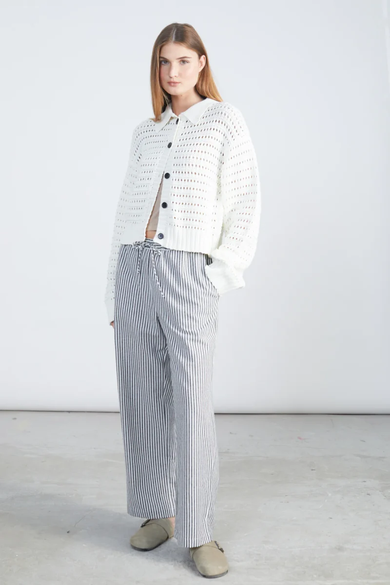 γυναικεία πλεκτή ζακέτα σε off-white απόχρωση και μαύρα κουμπιά