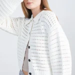 γυναικεία πλεκτή ζακέτα σε off-white απόχρωση και μαύρα κουμπιά