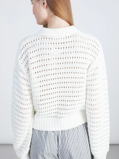 γυναικεία πλεκτή ζακέτα σε off-white απόχρωση και μαύρα κουμπιά