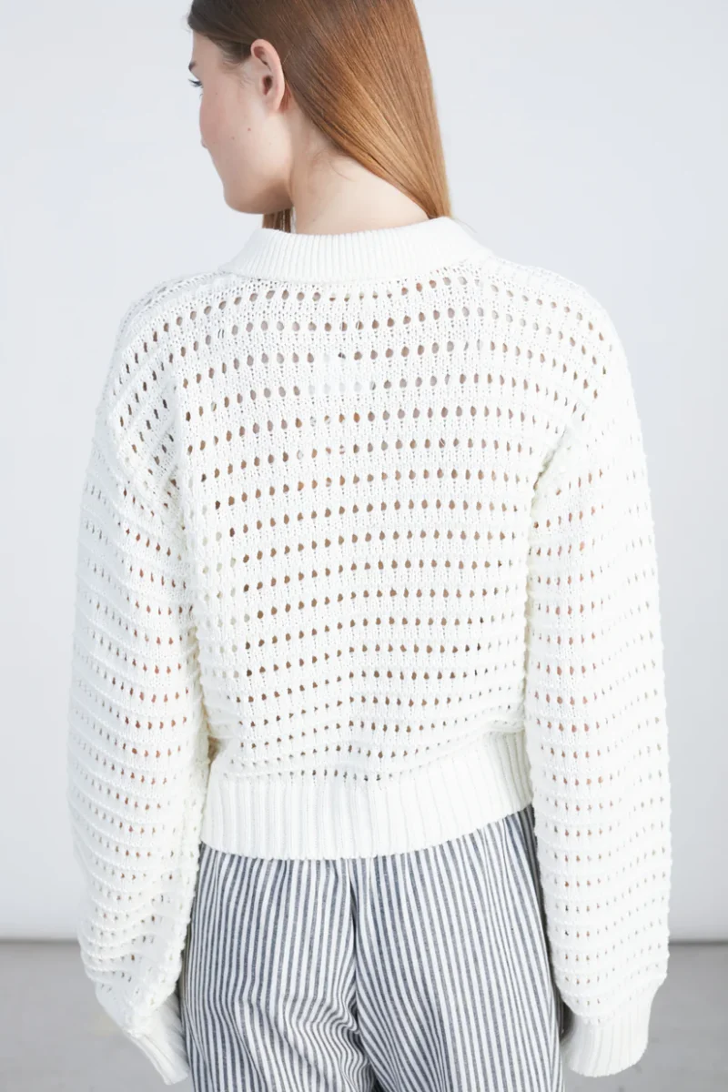 γυναικεία πλεκτή ζακέτα σε off-white απόχρωση και μαύρα κουμπιά