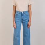 Το Marissa Medium είναι ένα all-time-classic wide-leg τζιν με ψηλή μέση και σταθερό ύφασμα, σχεδιασμένο για να προσφέρει άνεση και κομψότητα σε κάθε περίσταση.