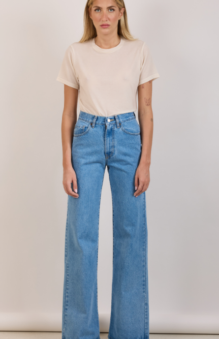 Το Marissa Medium είναι ένα all-time-classic wide-leg τζιν με ψηλή μέση και σταθερό ύφασμα, σχεδιασμένο για να προσφέρει άνεση και κομψότητα σε κάθε περίσταση.