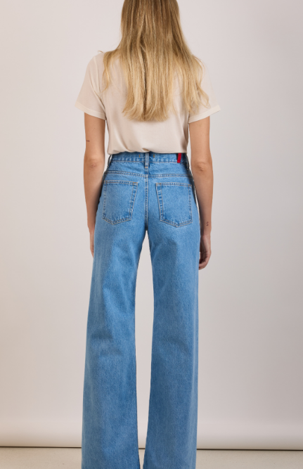 Το Marissa Medium είναι ένα all-time-classic wide-leg τζιν με ψηλή μέση και σταθερό ύφασμα, σχεδιασμένο για να προσφέρει άνεση και κομψότητα σε κάθε περίσταση.