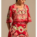 γυναικεία μπλούζα σε κοντό μήκος από την peace and chaos, mandala crop shirt