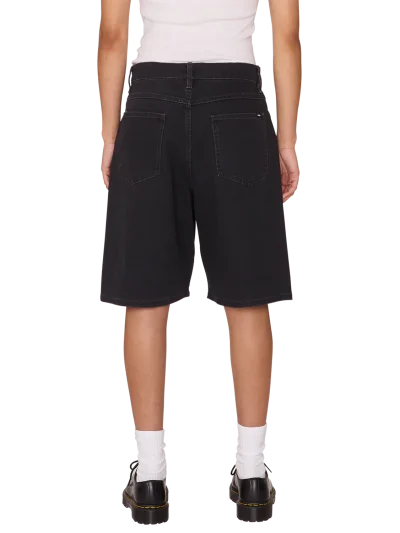 γυναικεία βερμούδα σε μαύρο χρώμα από την obey, shift panel short