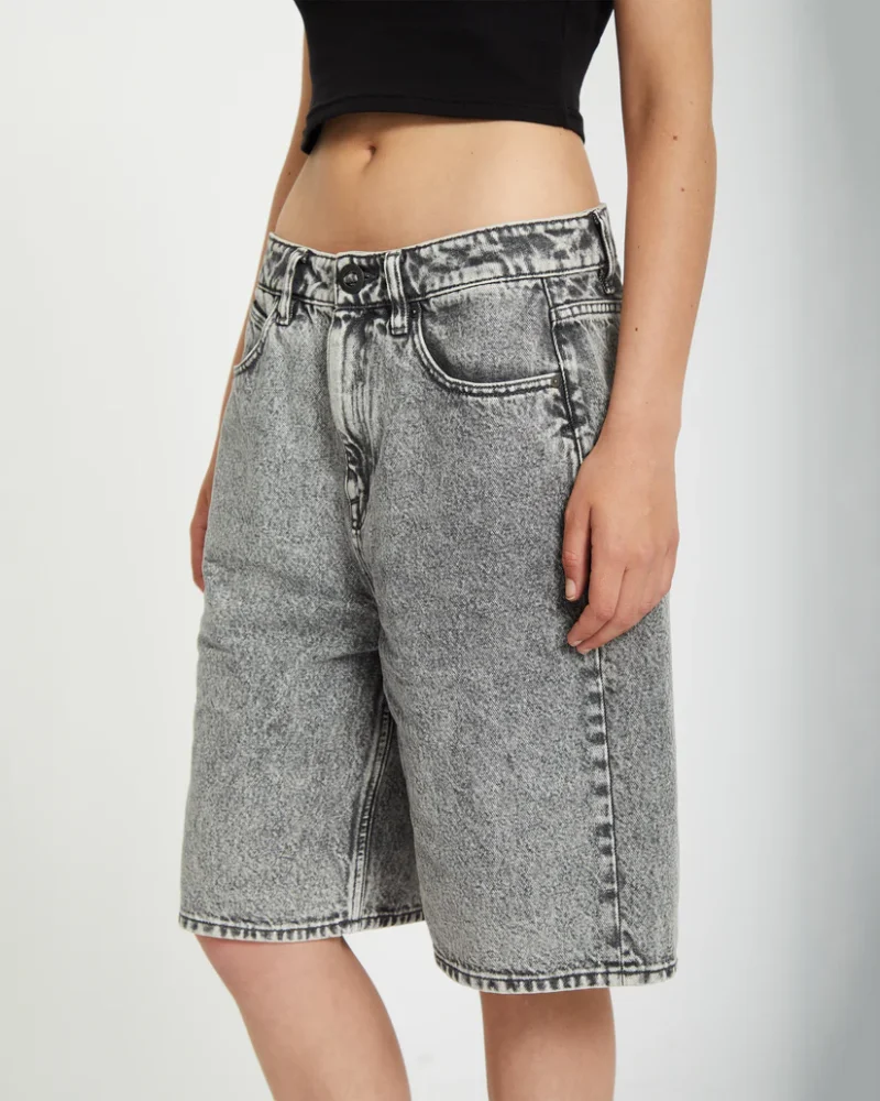 γυναικεία φαρδιά τζιν βερμούδα από την volcom, beeggy denim short
