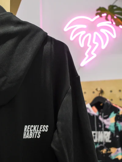 μαύρη λεπτή ζακέτα με κουκούλα από την we ride local, stoked black light zipped hoodie