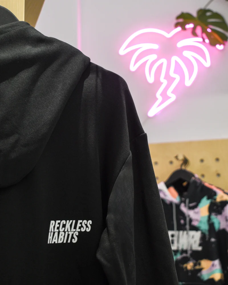 μαύρη λεπτή ζακέτα με κουκούλα από την we ride local, stoked black light zipped hoodie