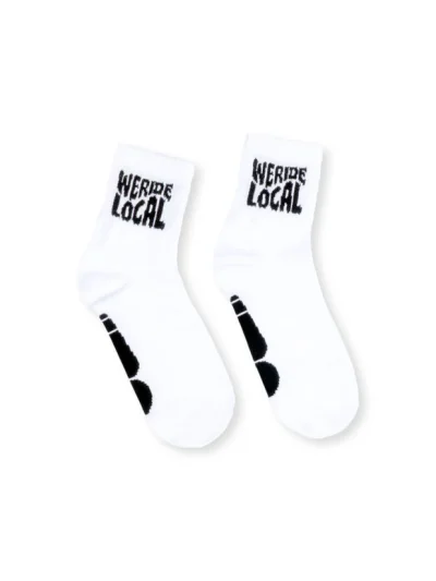 κάλτσες από την we ride local, surf days white/black socks