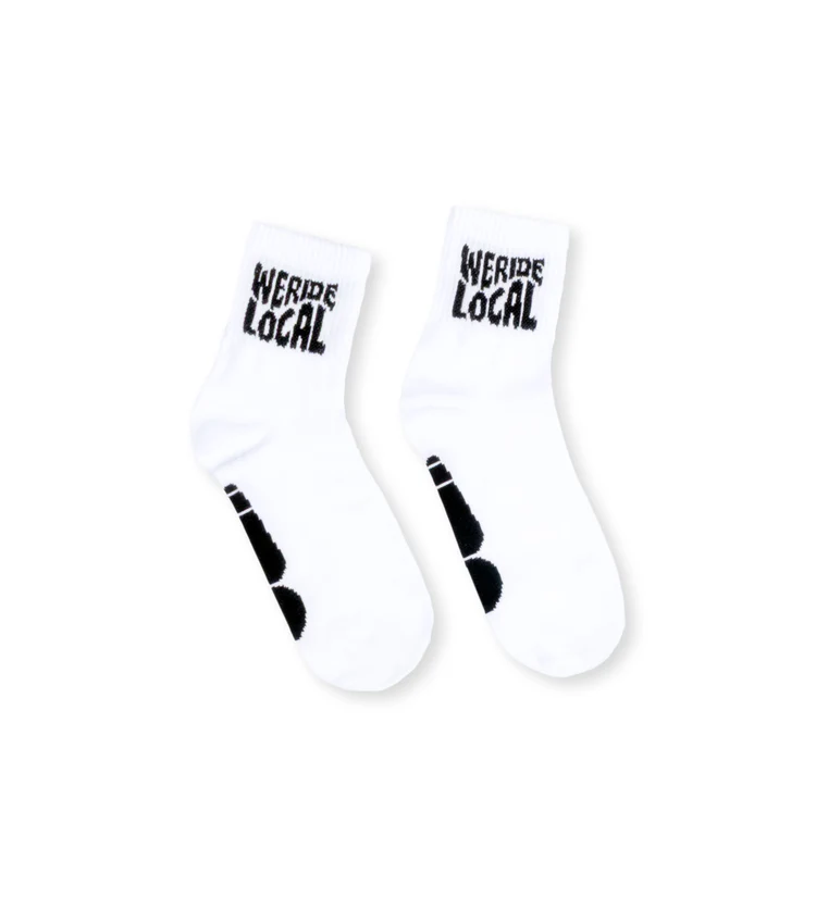 κάλτσες από την we ride local, surf days white/black socks