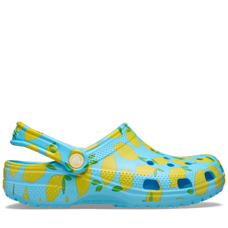 crocs-classic-fresh-fruits-clog-lemon σαμπό σε μπλε χρώμα και με σχέδιο λεμόνια από την crocs, classic clog fresh fruits lemon