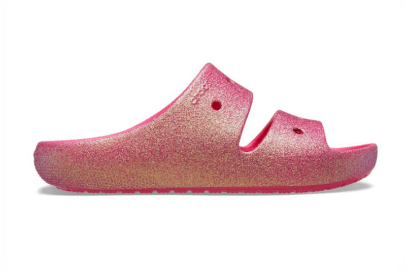 crocs-classic-iridescent-glitter-sandals2 παντόφλες με γκλίτερ από την crocs, classic iridescent glitter sandals