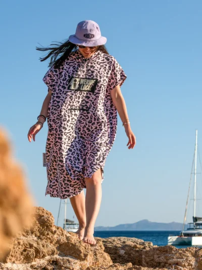 πόντσο πετσέτα για την θάλασσα με ροζ φόντο και λεοπάρ σχέδιο από την we ride local, pink leopard travel poncho