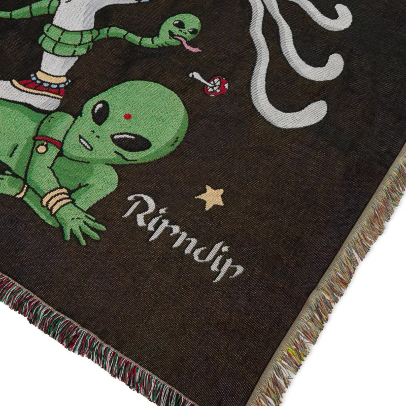 κουβέρτα με διάφορα σχέδια από την ripndip, alien whisperer woven blanket