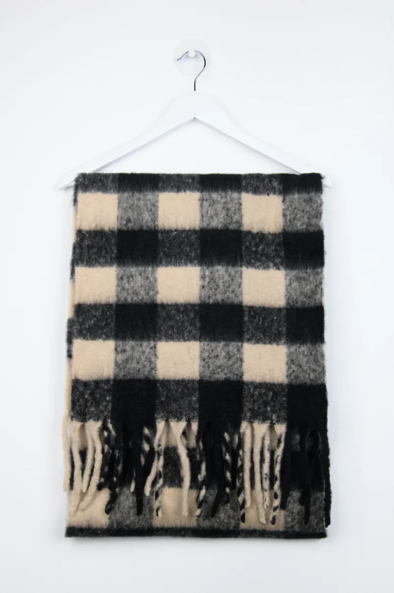 κασκόλ καρό σε ασπρομαυρο χρώμα από την 24colours, black and white checked scarf