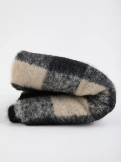 κασκόλ καρό σε ασπρομαυρο χρώμα από την 24colours, black and white checked scarf