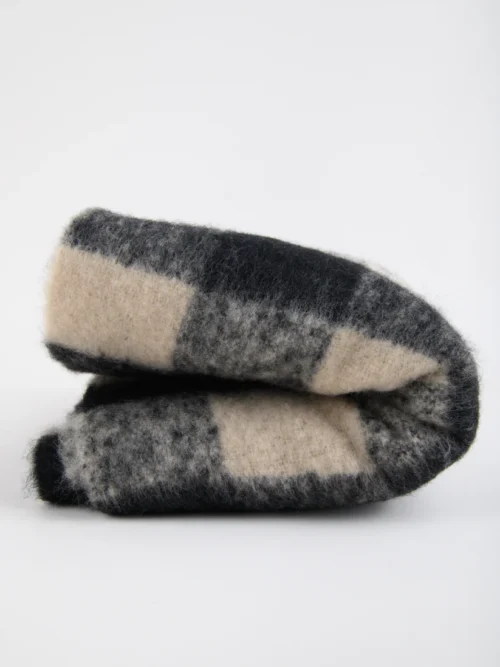 κασκόλ καρό σε ασπρομαυρο χρώμα από την 24colours, black and white checked scarf