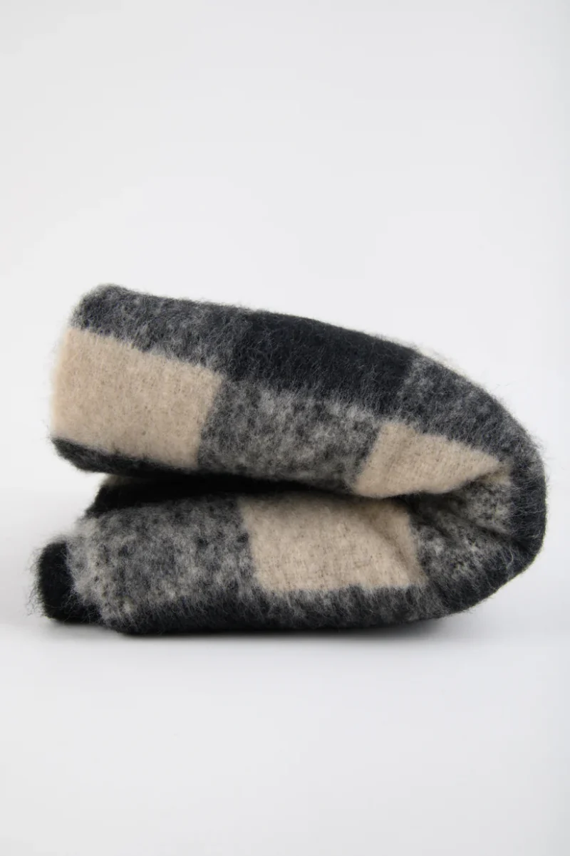 κασκόλ καρό σε ασπρομαυρο χρώμα από την 24colours, black and white checked scarf