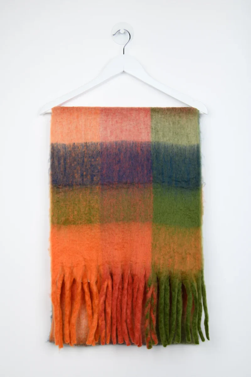 πολύχρωμο κασκόλ με κρόσια από την 24colours, colorful checked scarf