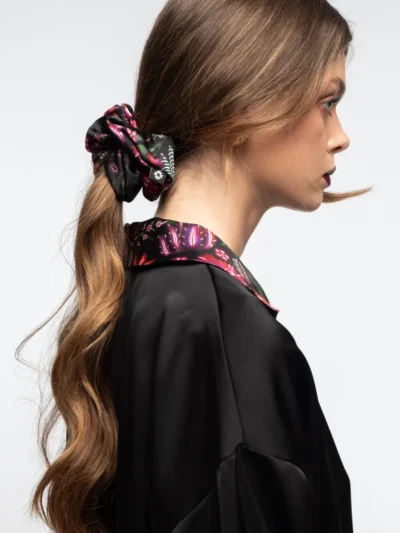 γυναικείο λαστιχάκι με ιδιαίτερο print από peace and chaos, bloom scrunchie
