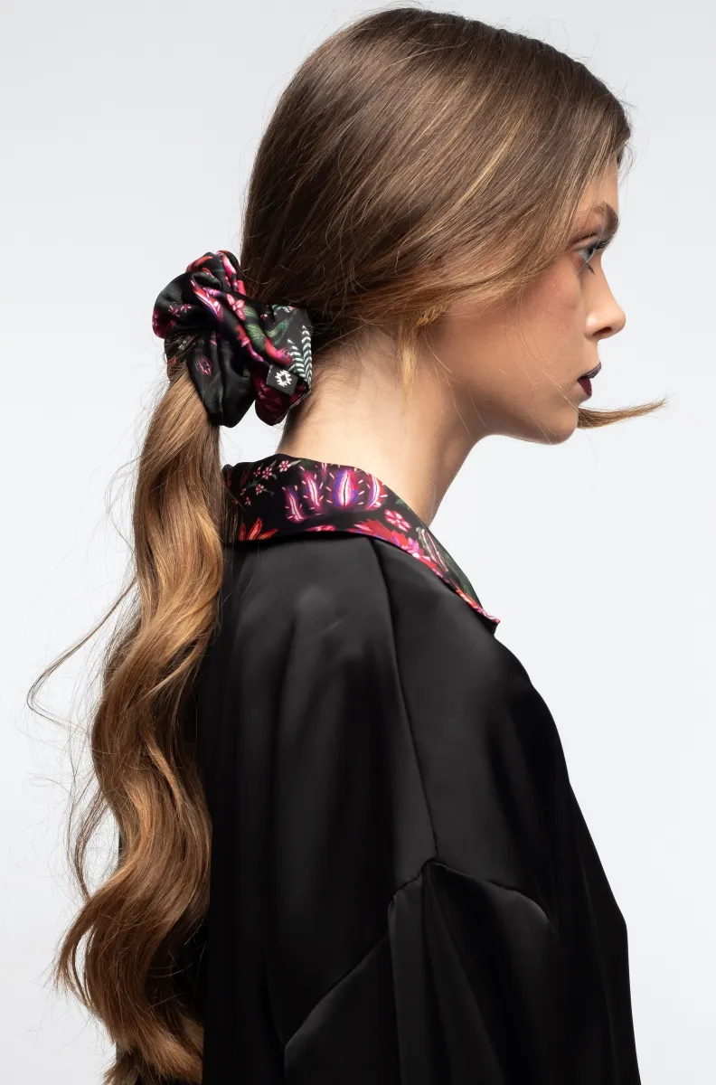 γυναικείο λαστιχάκι με ιδιαίτερο print από peace and chaos, bloom scrunchie