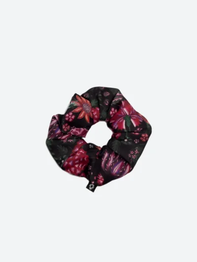 γυναικείο λαστιχάκι με ιδιαίτερο print από peace and chaos, bloom scrunchie