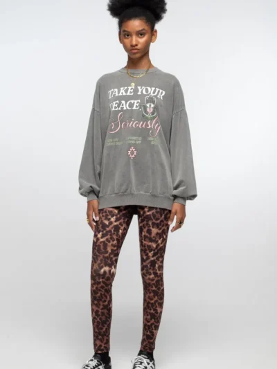 γυναικείο φούτερ χωρίς κουκούλα από την peace and chaos, mindfulness sweater